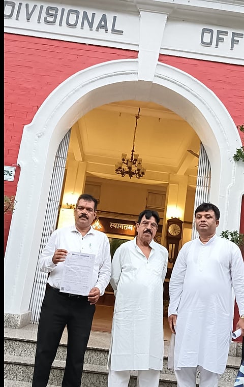 सीतारामपुर लोको टैंक छठ घाट सफाई हेतु डीआरएम को सौंपा गया ज्ञापन