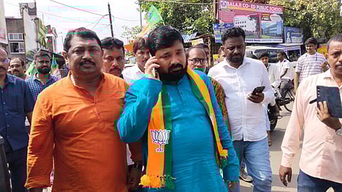 गंगा कटाव का जायजा लेने पहुंचे सांसद, चेयरमैन ने किया कटाक्ष