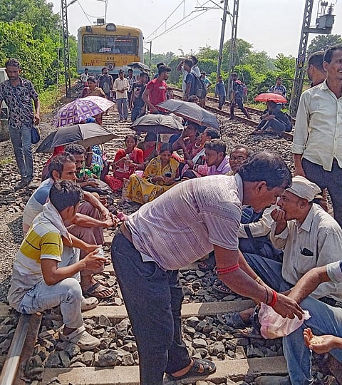 विलंब से परेशान यात्रियों का रेलवे पर हल्ला बोल, आमता शाखा में प्रदर्शन