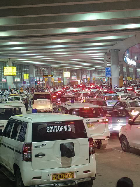 कोलकाता एयरपोर्ट के बाहर वाहनों की लंबी कतार बनी बड़ी समस्या
