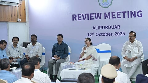 अलीपुरदुआर में सीएम ममता बनर्जी ने समीक्षा बैठक कीं। साथ में हैं डीजीपी राजीव कुमार, मंत्री अरूप विश्वास, सांसद प्रकाशचिक बराइक