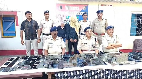 चोरी के मोबाइल के साथ गिरफ्तार दोनों अभियुक्त