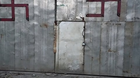 जगदीशपुर में पूजा चंदा विवाद : फैक्ट्री के बाहर ताला, 50 मजदूर फंसे