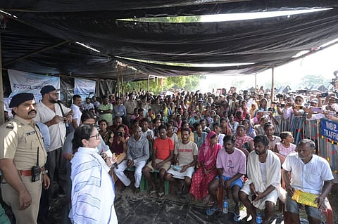 घने जंगल पार कर स्कूल जाने में डर रहे थे बच्चे, CM ममता ने की मुश्किल आसान