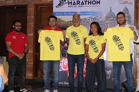 जेबीजी कोलकाता मैराथन के टी-शर्ट और फिनिशर मेडल अनावरण कार्यक्रम में उपस्थित मिलिंद सोमन, अंकिता कोंवर, गौरव जाजोदिया और निशांत माहेश्वरी।