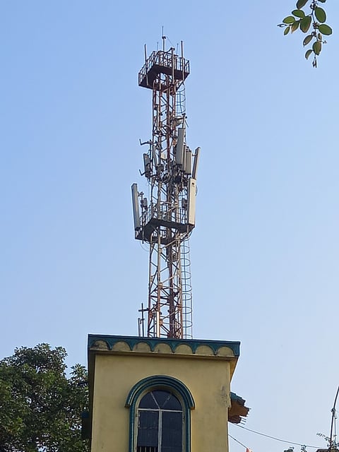 स्कूल भवन के ऊपर लगे टावर को लेकर लोगों ने उठाया सवाल