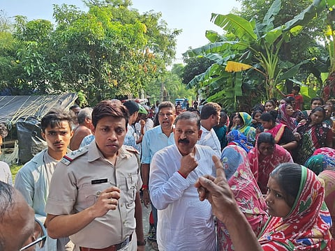 द. 24 परगना जिला परिषद के सहकारी सभापति श्रीमंत माली मृतक मछुआरों के परिजनों से बातचीत करते हुए