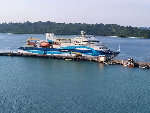 अंडमान की जहाजरानी सेवा के एक जहाज का दृश्य