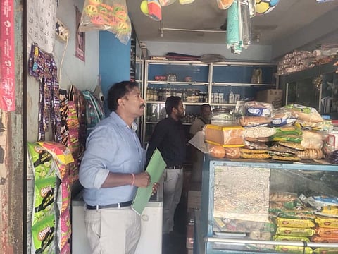 COTPA अधिनियम 2003 के अनुपालन का औचक निरीक्षण करते अधिकारी।