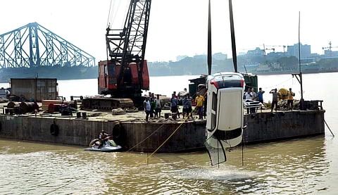 गंगा में गिरी कार को क्रेन की मदद से बाहर निकाला गया