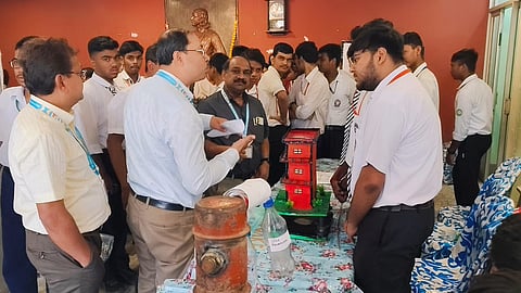 छात्रों को प्रशिक्षण देते हुए वैज्ञानिक