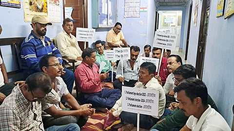 विभिन्न बकाया भुगतान की मांग को लेकर ठेकेदारों ने किया धरना प्रदर्शन