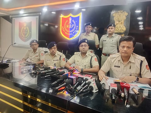 डायमंड हार्बर पुलिस के एसपी बिशप सरकार प्रेस कांफ्रेंस को संबोधित करते हुए, साथ में हैं एएसपी जोनल मितुन कुमार दे व अन्य