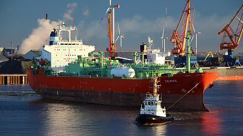 यमन तट के पास जलते हुए एलपीजी टैंकर से 23 भारतीयों को किया गया रेस्क्यू