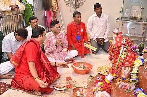 Abhishek Banerjee reached the court of 'Bado Maa' in Naihati.