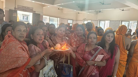 आरती करतीं महिलाएं