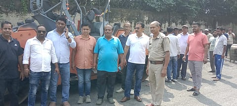 पुजाली पालिका के प्रशासक तापस विश्वास अपनी टीम के साथ सड़क निर्माण कार्य को शुरु करवाते हुए