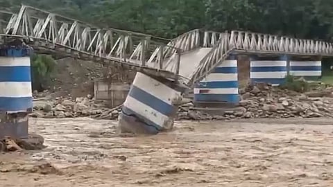 हाल में नार्थ बंगाल में आयी प्राकृतिक आपदा की एक तस्वीर