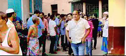 अभियुक्त के घर के सामने हंगामा करते पीड़ित लोग