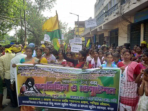 थाना के सामने प्रदर्शन करते आदिवासी समुदाय के लोग