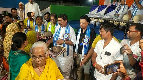 पार्षद सत्येंद्र सिंह छठव्रतियों को पूजन सामग्री वितरित करते हुए, साथ में हैं विधायक अब्दुल खालेक मोल्ला व अन्य