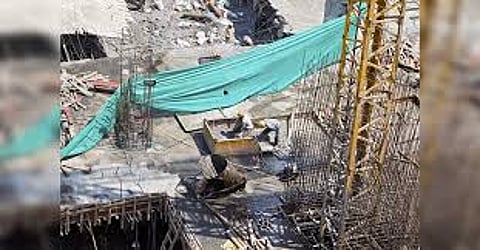 अवैध निर्माण रोकने पहुंचे पुलिसकर्मियों पर हमला, तीन गिरफ्तार