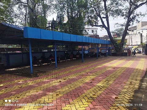 रानीगंज शहर में बनकर तैयार है पार्किंग जोन पर संचालन बना अड़ंगा