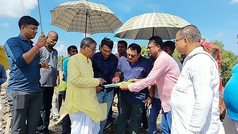 मंत्री बंकिम चंद्र हाजरा ने स्थायी नदी बांध निर्माण की आधारशिला के दौरान बातचीत करते हुए