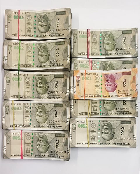 अभियुक्त के पास से बरामद रुपये