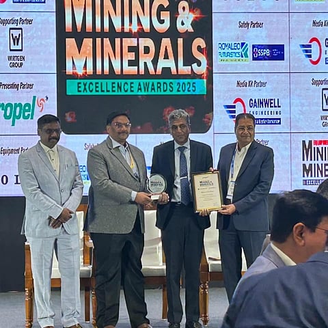 पुरस्कार ग्रहण करते ईसीएल के सीएमडी सतीश झा