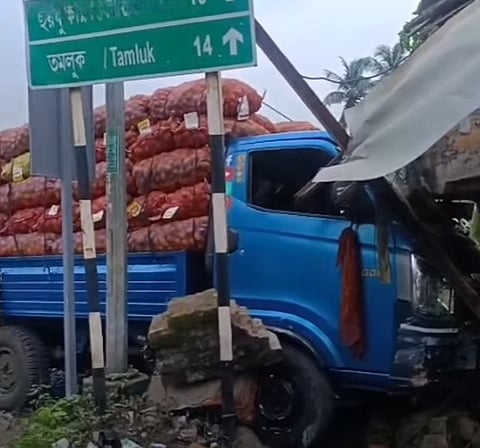 पूर्व मिदनापुर के तमलुक मयना स्टेट हाईवे पर अनियंत्रित होकर फर्नीचर की दुकान में घुसा ट्रक