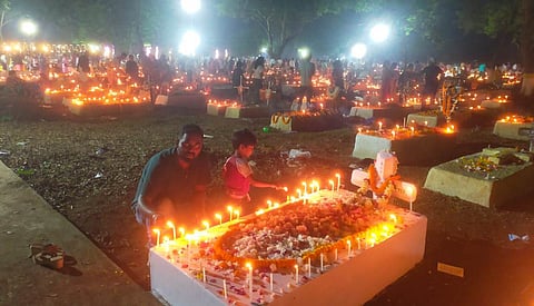 ऑल सोल डे पर दिवंगत आत्माओं की शांति के लिए प्रार्थना करते लोग