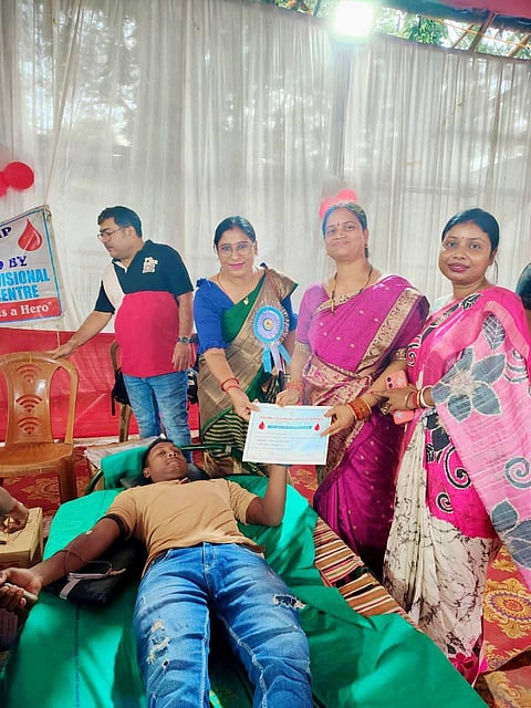 खड़गपुर के वार्ड 21 में आयोजित रक्तदान शिविर में रक्तदान करते लोग