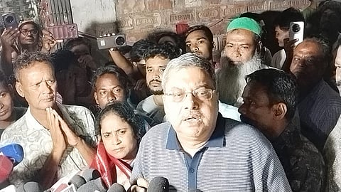 सांसद कल्याण बनर्जी मीडिया को संबोधित करते हुए