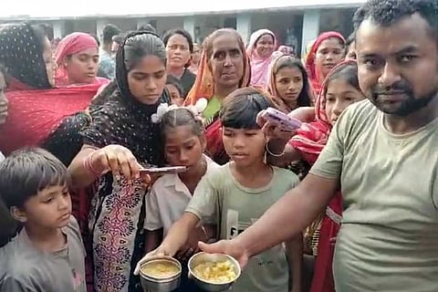 बच्चों के साथ अभिभावक प्रदर्शन करते हुए