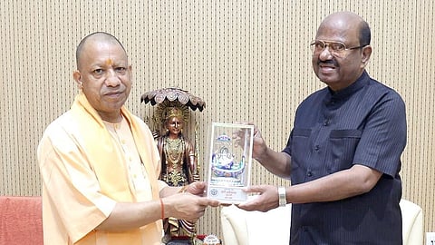 राज्यपाल डॉ. सी.वी. आनंद बोस ने उत्तर प्रदेश के मुख्यमंत्री योगी आदित्यनाथ से मुलाकात की