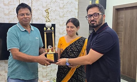 विश्व विजेता ऋचा घोष के माता-पिता का भव्य अभिनदंन