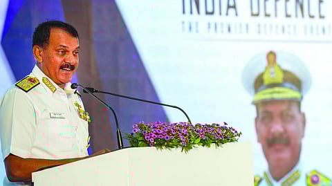 नौसेना तेजी से शामिल कर रही है स्वदेशी युद्धपोत पनडुब्बी