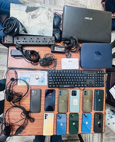 कॉल सेंटर चलाने वाले अभियुक्तों के पास से बरामद सामान