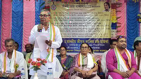 मंत्री बंकिम चंद्र हाजरा सड़क निर्माण कार्य की आधारशिला रखने के दौरान वक्तव्य रखते हुए