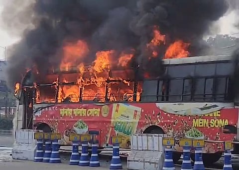 सरकारी बस में लगी आग की तस्वीर