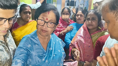 मंत्री चंद्रिमा भट्टाचार्य डानकुनी में मृतक के परिजन को दी आर्थिक मदद