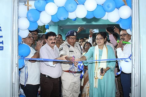 भांगड़ डिविजन में कोलकाता पुलिस को-ऑपरेटिव बैंक की नयी शाखा का उद्घाटन करते डीसी भांगड़ सैकत घोष, बैंक के चेयरमैन शांतनु सिन्हा विश्वास व अन्य