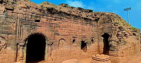 कर्णगढ़ स्थित रानी शिरोमणि का किला जिसका जीर्णोद्वार का काम शुरु किया गया है