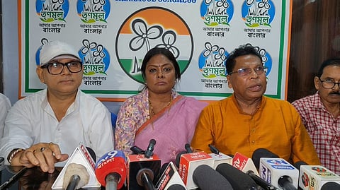 तृणमूल के पश्चिम मिदनापुर जिला कार्यालय में आयोजित प्रेस कॉन्फ्रेंस में मौजूद तृणमूल विधायक सुजॉय हाजरा, अजीत माइती व अन्य