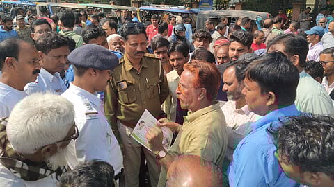 टोटो रजिस्ट्रेशन के लिए रुपया मांगने के खिलाफ ड्राइवरों ने किया प्रदर्शन