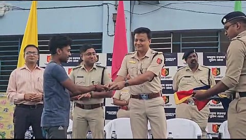 डायमंड हार्बर पुलिस के एसपी विशप सरकार और मितुन कुमार दे खाये मोबाइल फोन लौटाते हुए