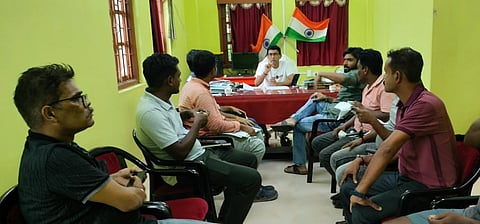 बकुलतला पंचायत के प्रधान नारायण मंडल जनप्रतिनिधियों और ग्रामीणों के साथ