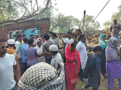 हंगामा करते स्थानीय लोग