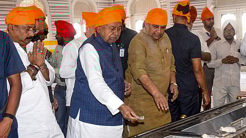 पटना में धार्मिक स्थलो पर दर्शन करते हुए CM नीतीश कुमार